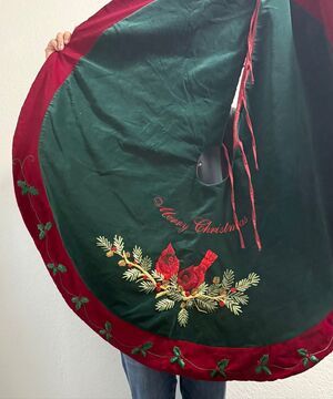 Northlight 48" Dark Green  Red Robin  Velveteen Christmas Tree Skirt